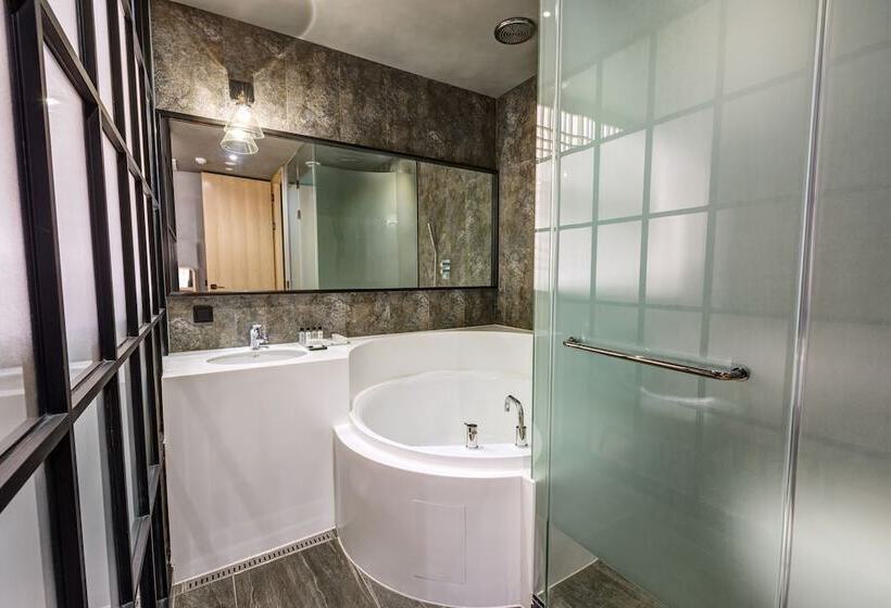 디럭스 룸, The Designers Kondae