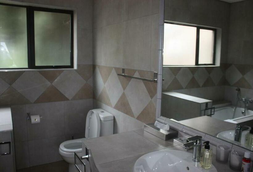 اتاق لوکس با بالکن, Over The Moon Guesthouse