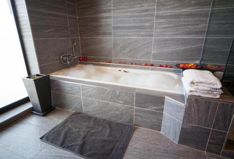 اتاق لوکس با بالکن, Over The Moon Guesthouse