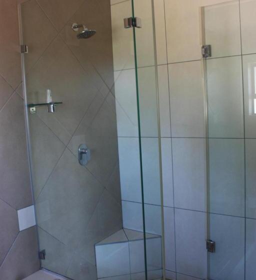 Семейный Номер, Over The Moon Guesthouse