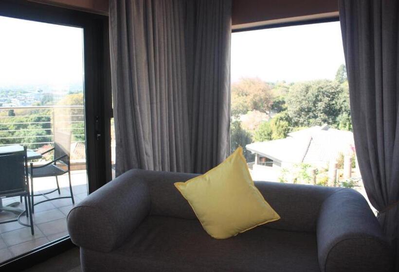 Семейный Номер, Over The Moon Guesthouse