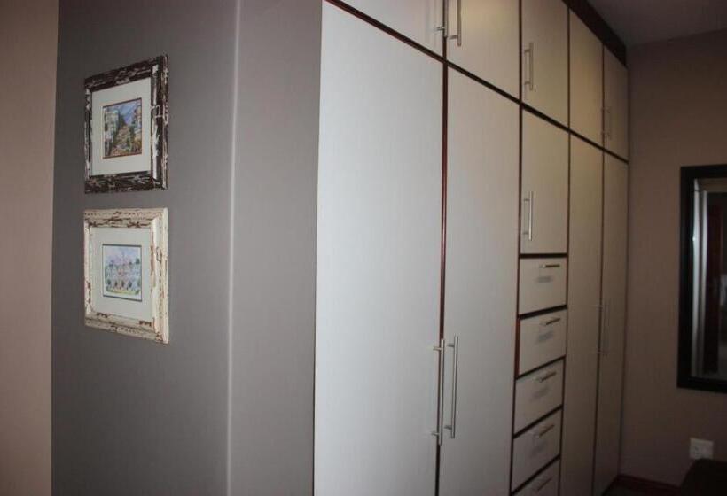 Семейный Номер, Over The Moon Guesthouse