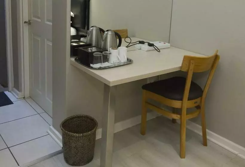 クイーンベッドのデラックスルーム, The Suburban Guest House
