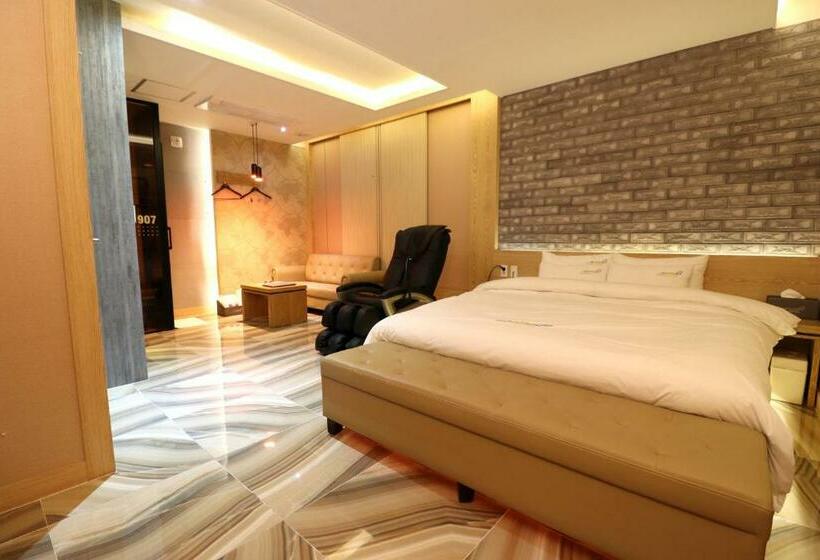 اتاق سوپریور, Airport