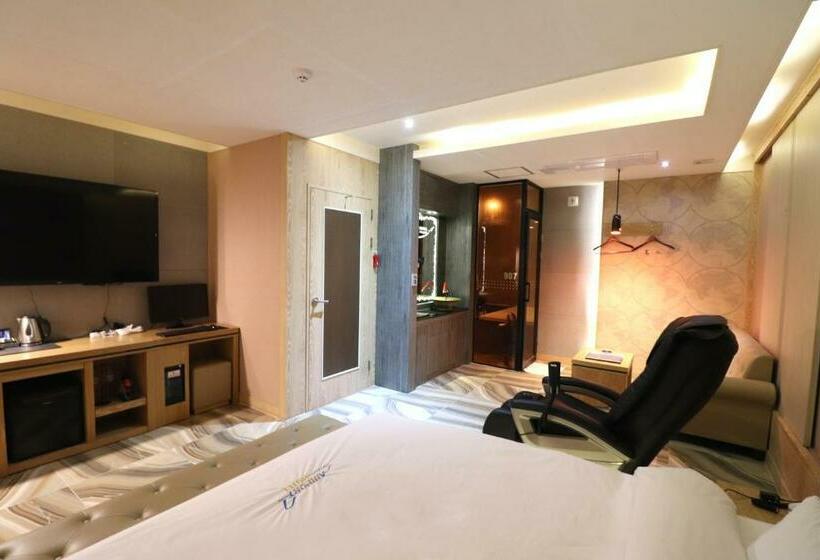 اتاق سوپریور, Airport