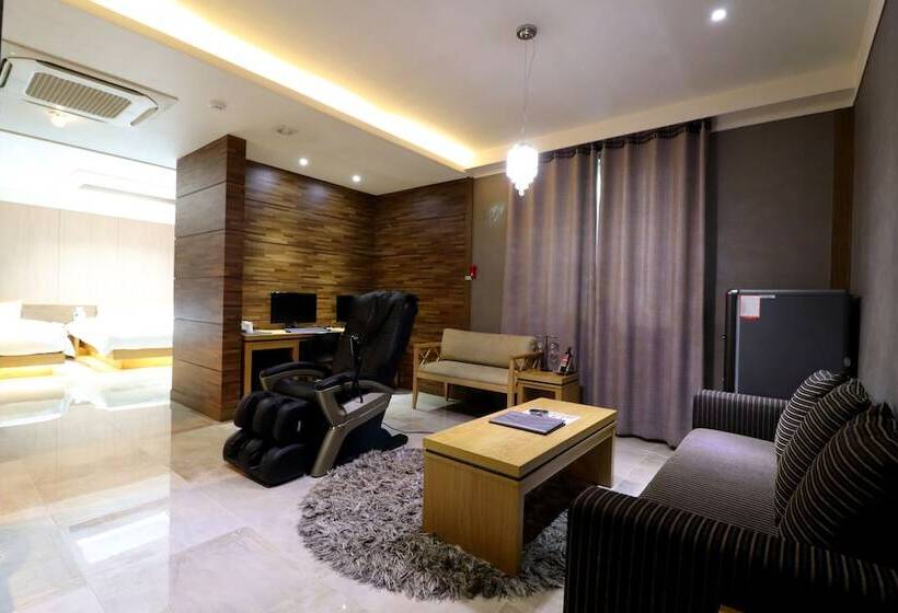 اتاق پریمیوم چهارنفره, Airport