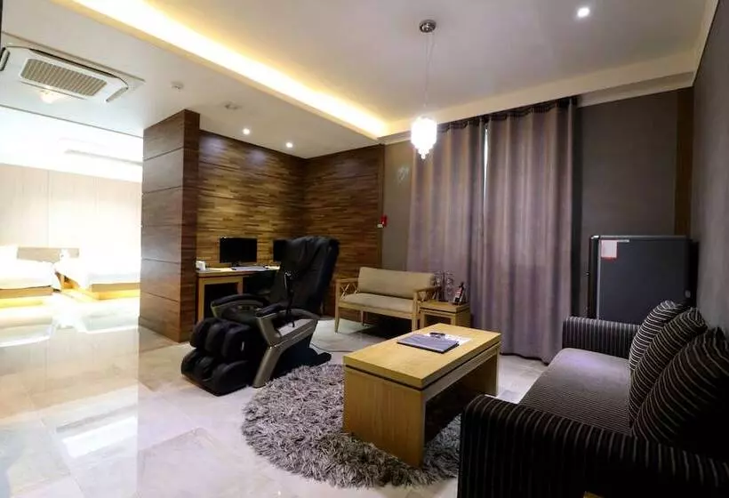 اتاق پریمیوم چهارنفره, Airport