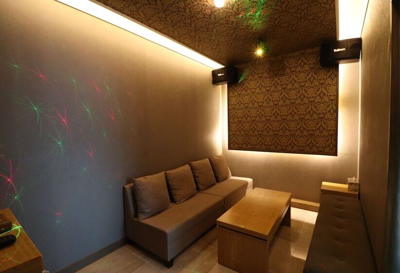 اتاق پریمیوم چهارنفره, Airport