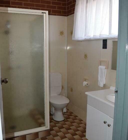 إستديو عائلى, Barooga River Gums Motor Inn