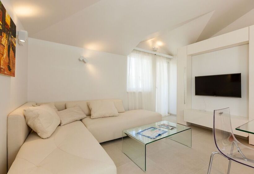 带1个卧室的顶楼公寓, Palace Lidija