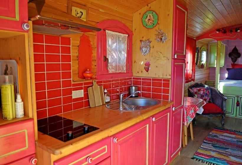 اتاق خانوادگی, B&b La Terre Brûlée