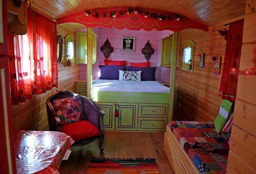 اتاق خانوادگی, B&b La Terre Brûlée