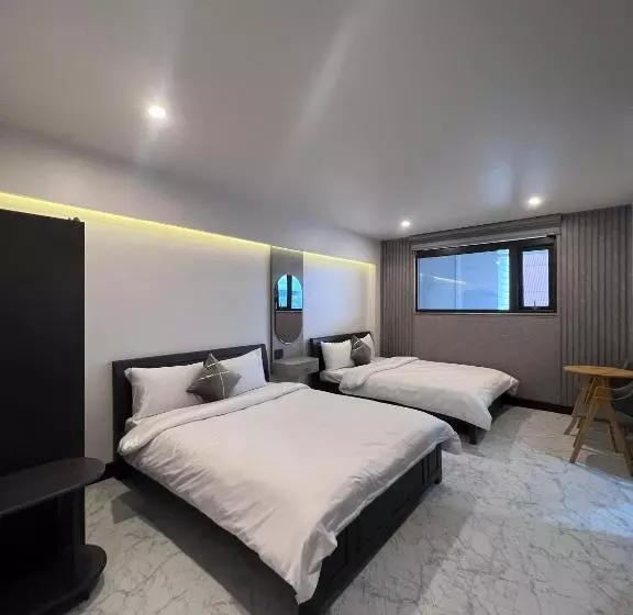 اتاق لوکس چهار تخته, Ht House
