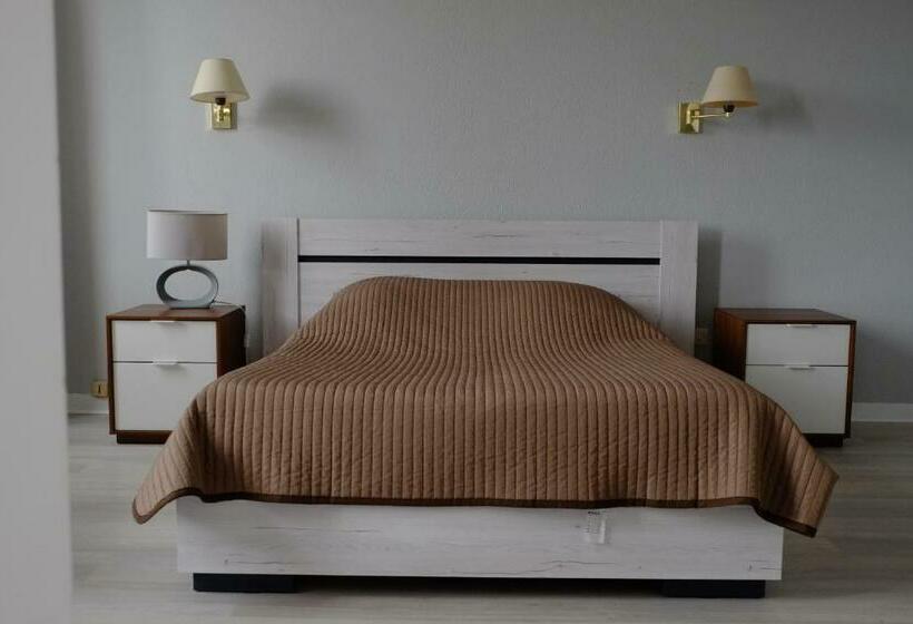 スタンダードスタジオ, Hôtel Restaurant Du Soleil Levant