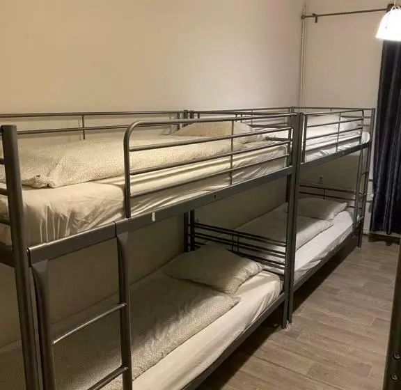 تختخواب در اتاق مشترک, Easy Housing