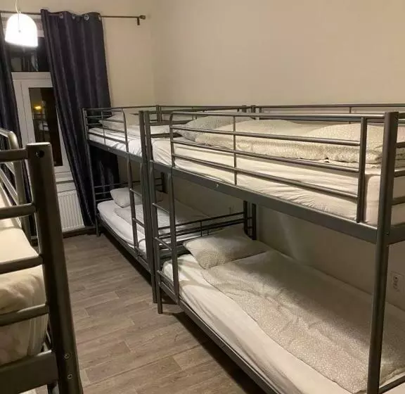 تختخواب در اتاق مشترک, Easy Housing
