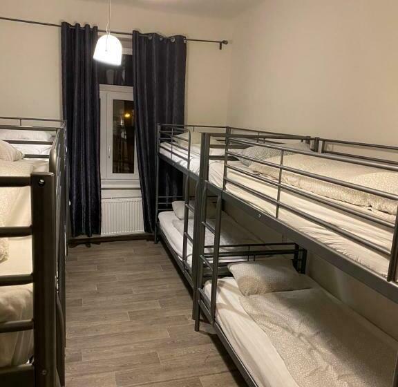 تختخواب در اتاق مشترک, Easy Housing