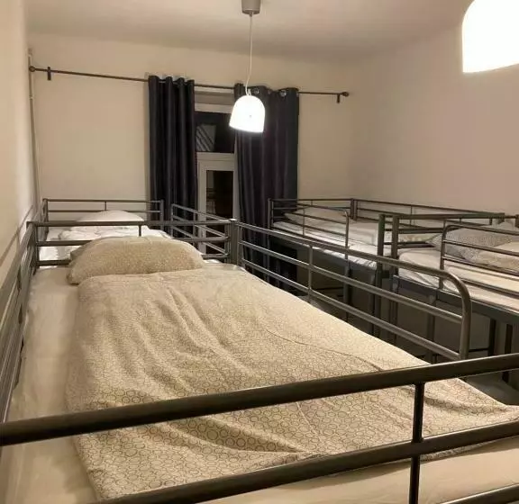 تختخواب در اتاق مشترک, Easy Housing