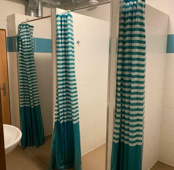 تختخواب در اتاق مشترک, Easy Housing