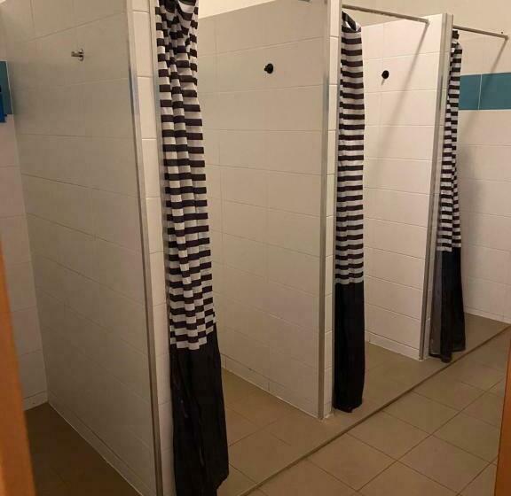 اتاق استاندارد چهارنفره با سرویس بهداشتی مشترک, Easy Housing