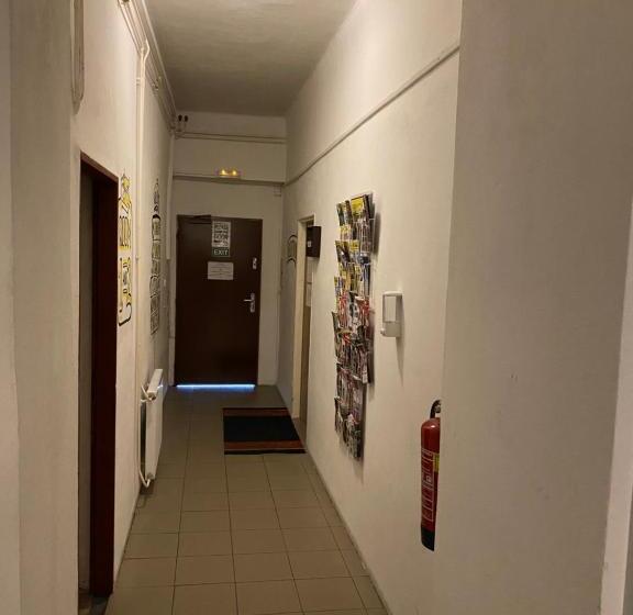 اتاق استاندارد چهارنفره با سرویس بهداشتی مشترک, Easy Housing