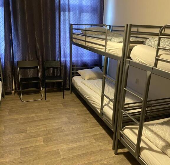 اتاق استاندارد چهارنفره با سرویس بهداشتی مشترک, Easy Housing