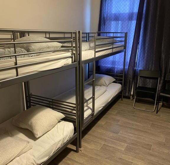 اتاق استاندارد چهارنفره با سرویس بهداشتی مشترک, Easy Housing