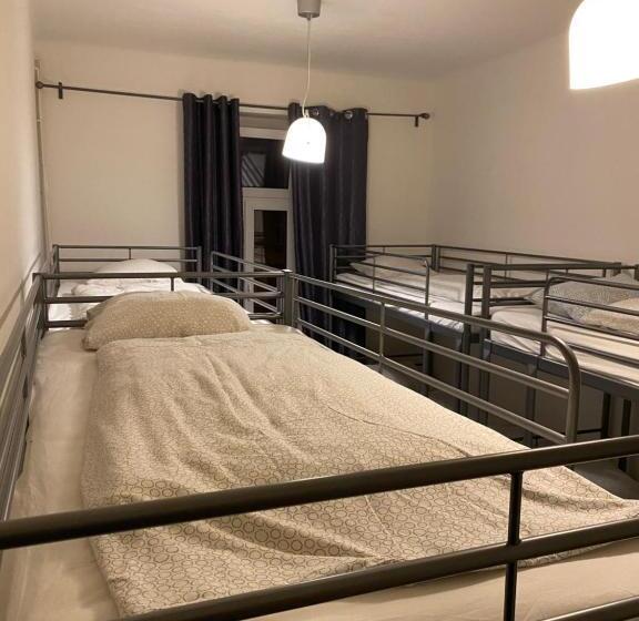 اتاق استاندارد چهارنفره با سرویس بهداشتی مشترک, Easy Housing