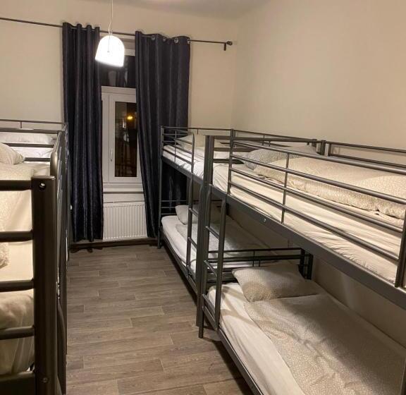 اتاق استاندارد چهارنفره با سرویس بهداشتی مشترک, Easy Housing