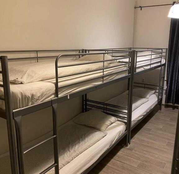 اتاق استاندارد چهارنفره با سرویس بهداشتی مشترک, Easy Housing