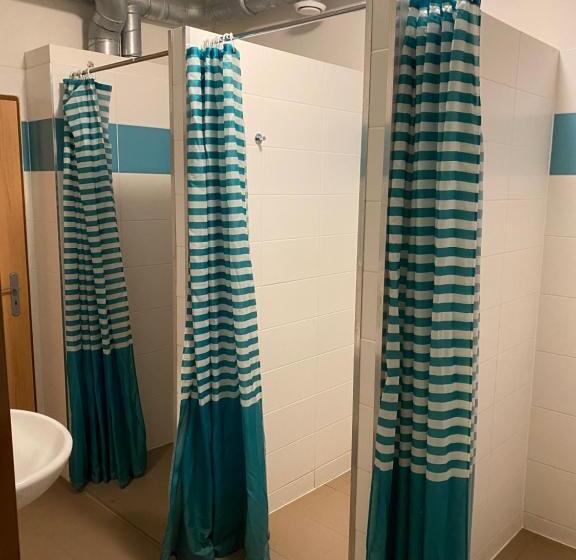 اتاق استاندارد با سرویس بهداشتی مشترک, Easy Housing