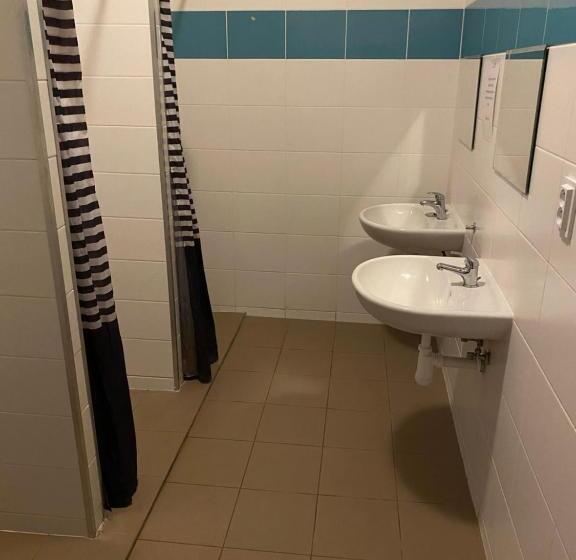 اتاق استاندارد با سرویس بهداشتی مشترک, Easy Housing