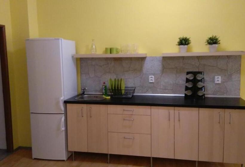 اتاق استاندارد چهار تخته, Easy Housing