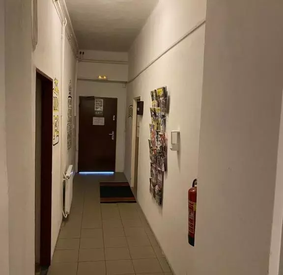 اتاق استاندارد چهار تخته, Easy Housing