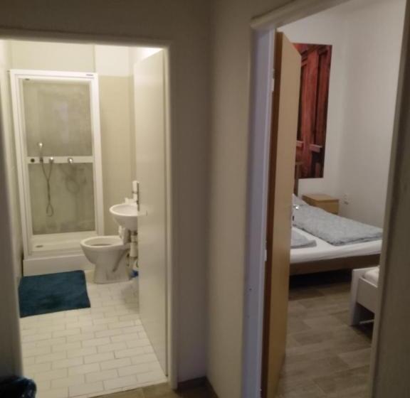 اتاق استاندارد چهار تخته, Easy Housing