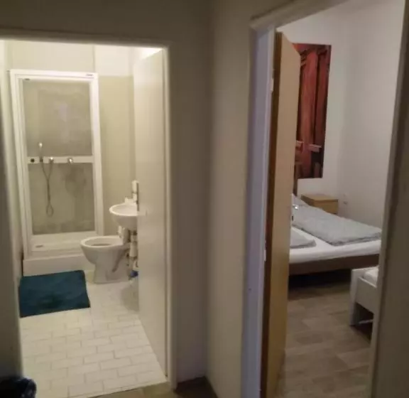 اتاق استاندارد چهار تخته, Easy Housing