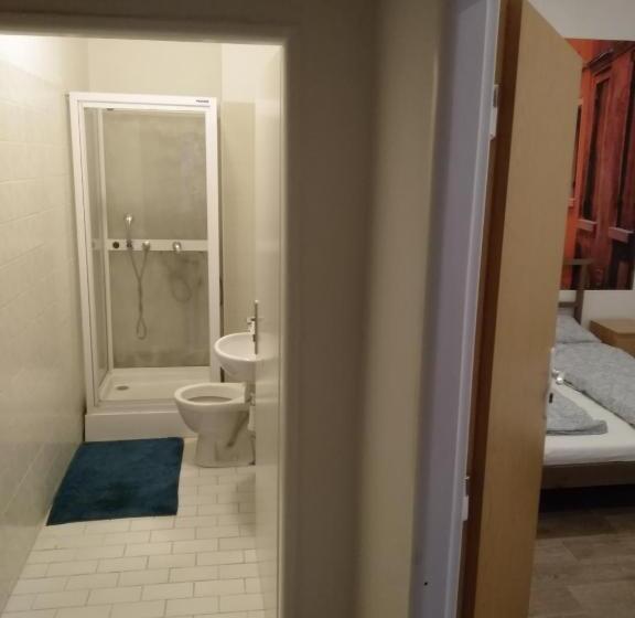 اتاق استاندارد چهار تخته, Easy Housing