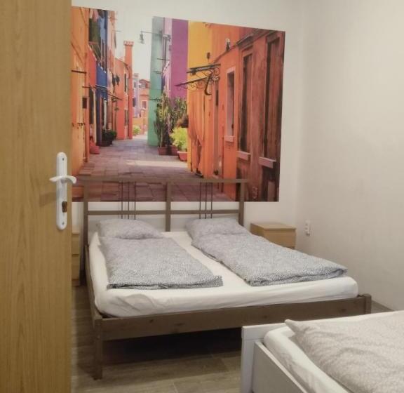 اتاق استاندارد چهار تخته, Easy Housing