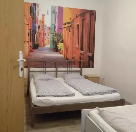 اتاق استاندارد چهار تخته, Easy Housing