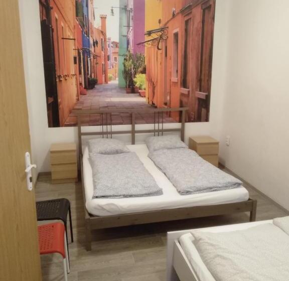 اتاق استاندارد چهار تخته, Easy Housing