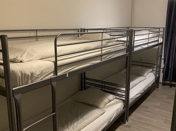 اتاق استاندارد با سرویس بهداشتی مشترک, Easy Housing