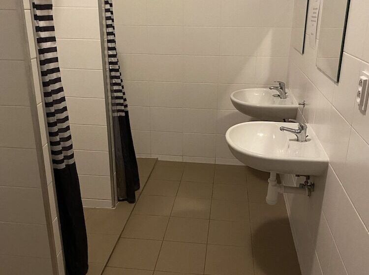 اتاق استاندارد چهار تخته, Easy Housing