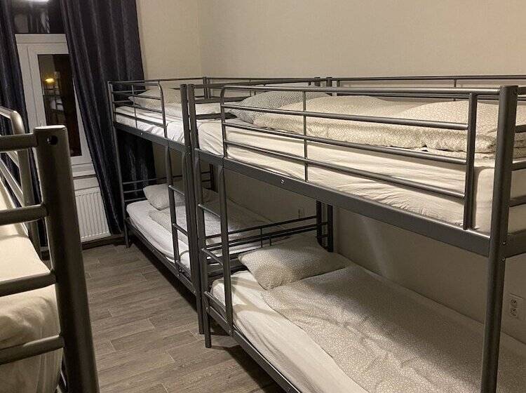 اتاق استاندارد چهار تخته, Easy Housing