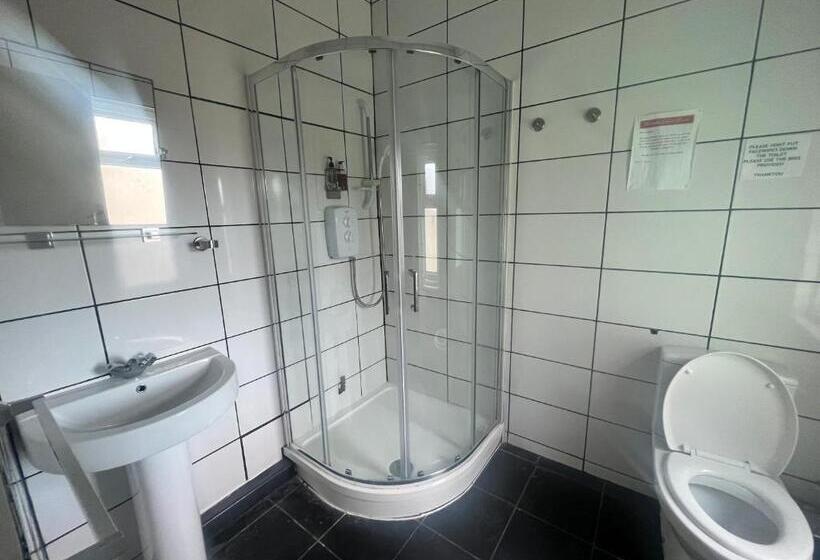 חדר משפחתי דלוקס, The Holmlea