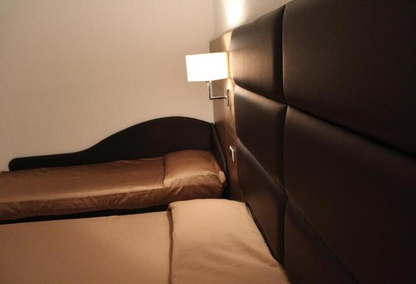 חדר סטנדרט לשלושה עם מרפסת, Buratti