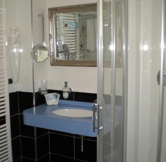 חדר סטנדרט לשלושה עם מרפסת, Buratti