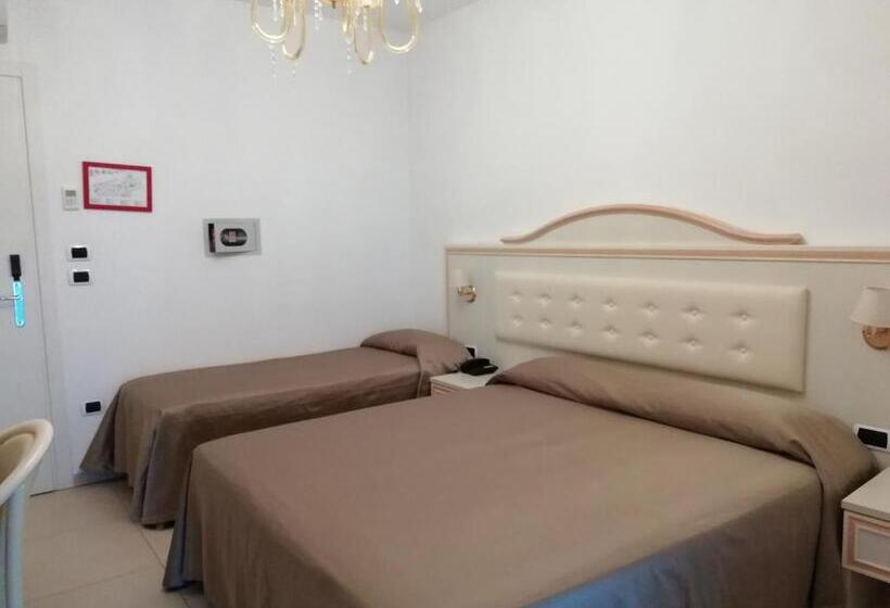 חדר סטנדרט לשלושה עם מרפסת, Buratti