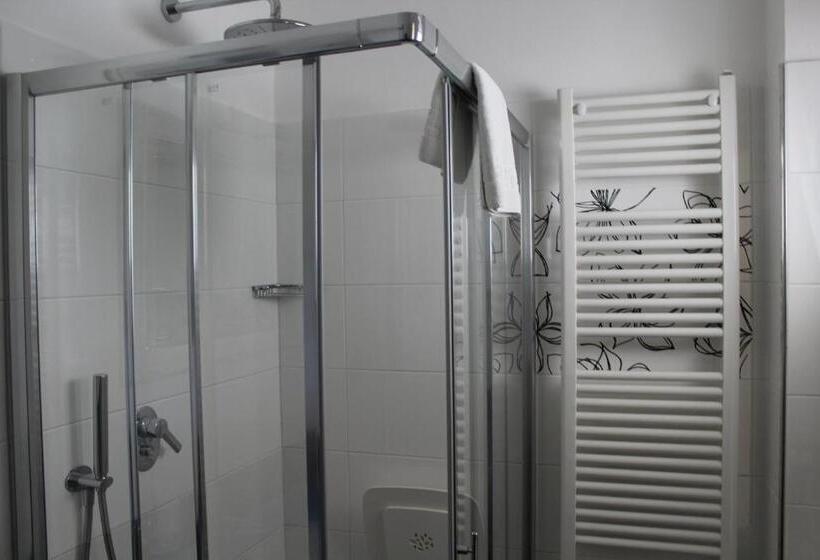 חדר סטנדרט לשלושה עם מרפסת, Buratti