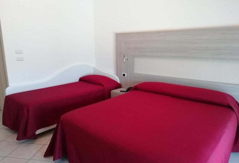 חדר סטנדרט לשלושה עם מרפסת, Buratti