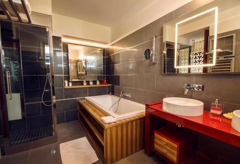 סוויטת ג'וניור, Buratti